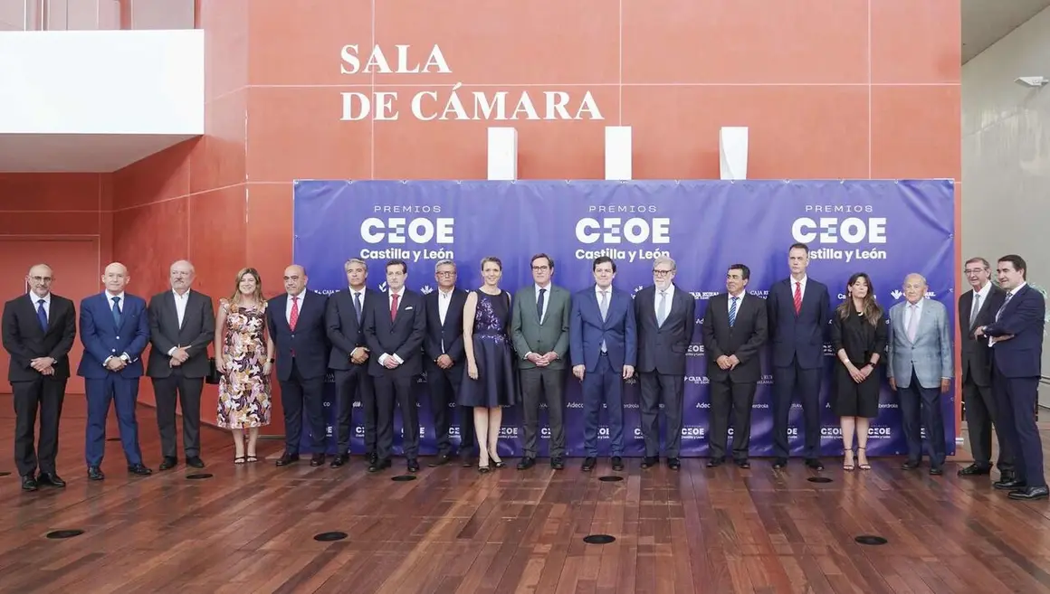 El presidente de la Junta, Alfonso Fern&aacute;ndez Ma&ntilde;ueco, el presidente de la CEOE, Antonio Garamendi, y el presidente de CEOE Castilla y Le&oacute;n, Santiago Aparicio, asisten al acto de entrega de los XXXIII Premios CEOE Castilla y Le&oacute;n