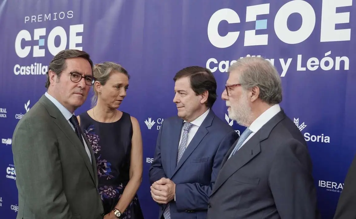 El presidente de la Junta, Alfonso Fern&aacute;ndez Ma&ntilde;ueco, el presidente de la CEOE, Antonio Garamendi, y el presidente de CEOE Castilla y Le&oacute;n, Santiago Aparicio, asisten al acto de entrega de los XXXIII Premios CEOE Castilla y Le&oacute;n