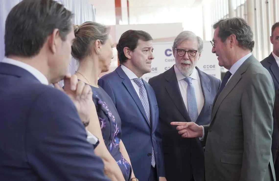 El presidente de la Junta, Alfonso Fern&aacute;ndez Ma&ntilde;ueco, el presidente de la CEOE, Antonio Garamendi, y el presidente de CEOE Castilla y Le&oacute;n, Santiago Aparicio, asisten al acto de entrega de los XXXIII Premios CEOE Castilla y Le&oacute;n