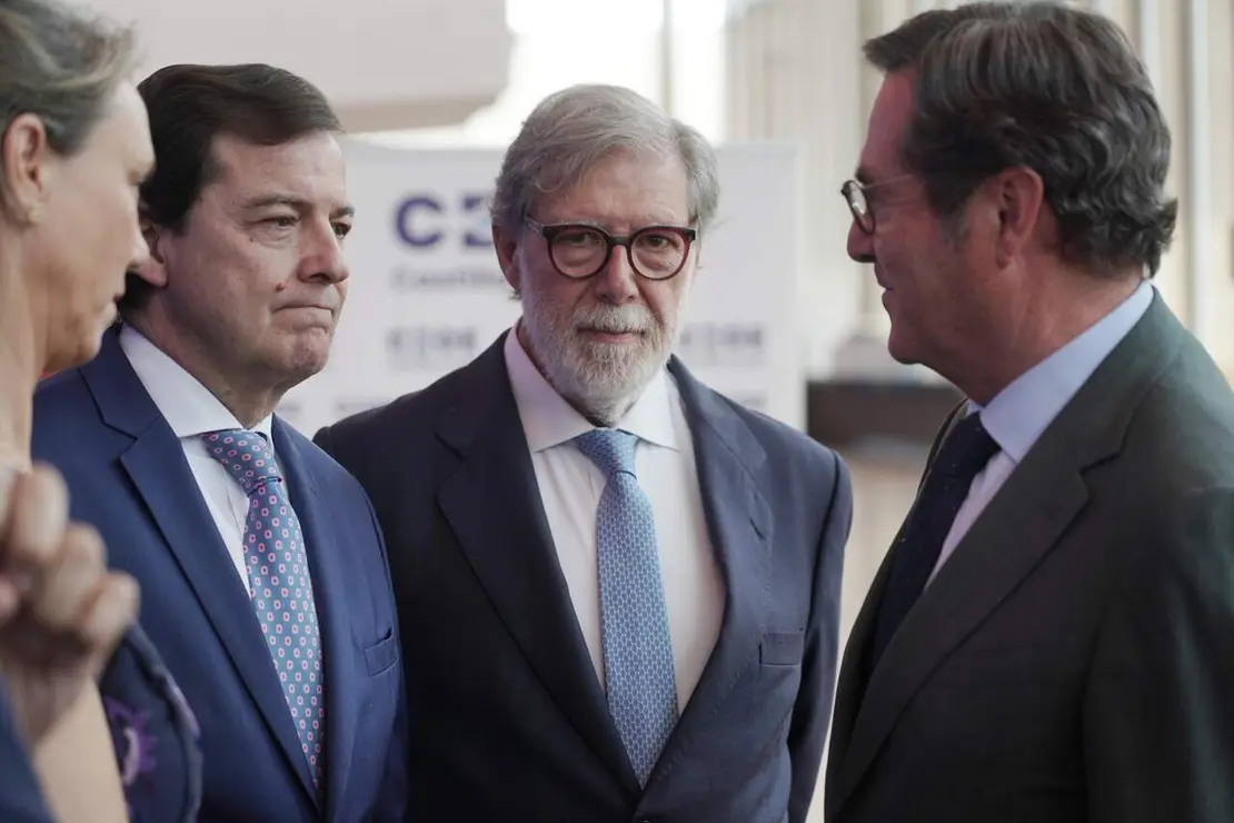 El presidente de la Junta, Alfonso Fern&aacute;ndez Ma&ntilde;ueco, el presidente de la CEOE, Antonio Garamendi, y el presidente de CEOE Castilla y Le&oacute;n, Santiago Aparicio, asisten al acto de entrega de los XXXIII Premios CEOE Castilla y Le&oacute;n