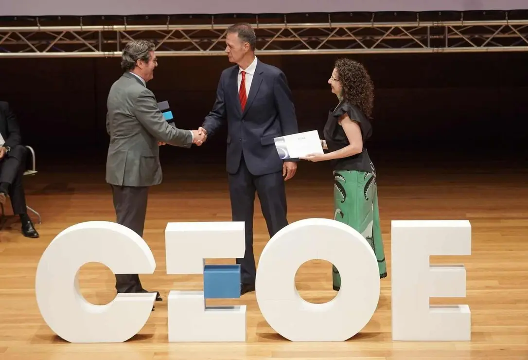 El presidente de la CEOE, Antonio Garamendi, entrega el premio CEOE Castilla y Le&oacute;n a Rodrigo Galaz, de Saja Construcci&oacute;n de &Aacute;vila