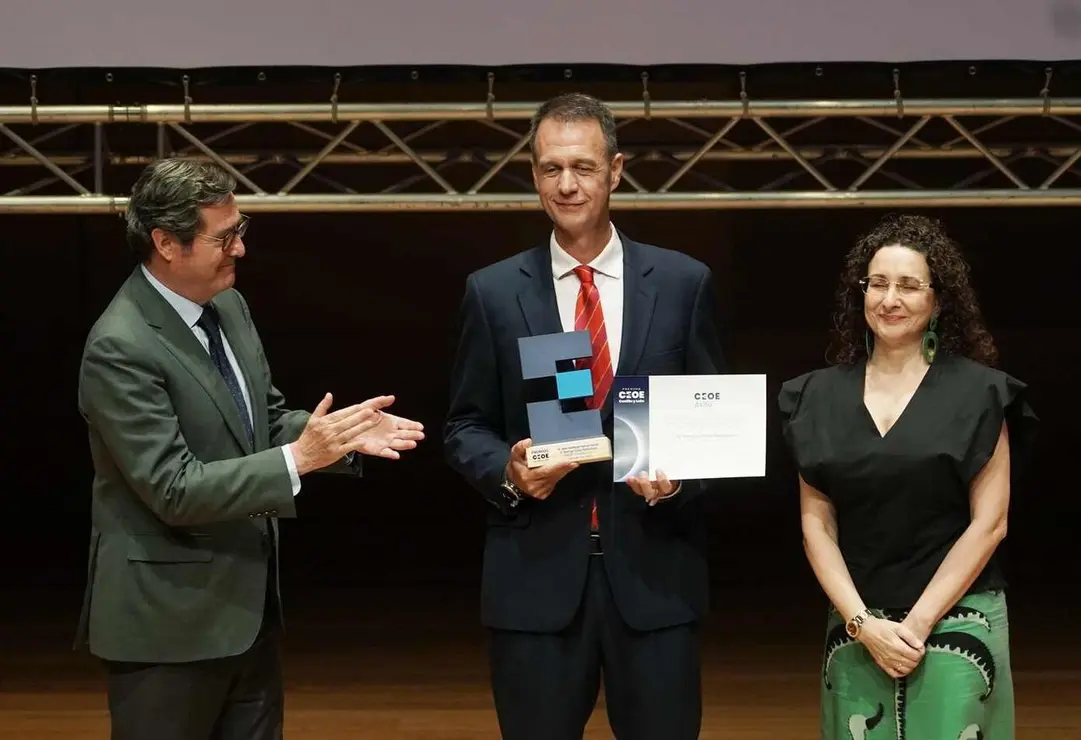 El presidente de la CEOE, Antonio Garamendi, entrega el premio CEOE Castilla y Le&oacute;n a Rodrigo Galaz, de Saja Construcci&oacute;n de &Aacute;vila