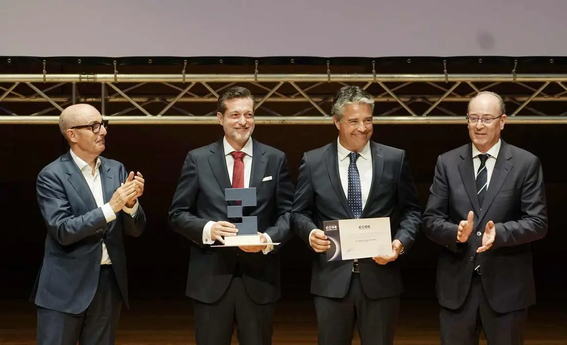 Entrega del Premio CEOE Castilla y Le&oacute;n a C&eacute;sar y Jorge Calvo, de Ovlac de Palencia