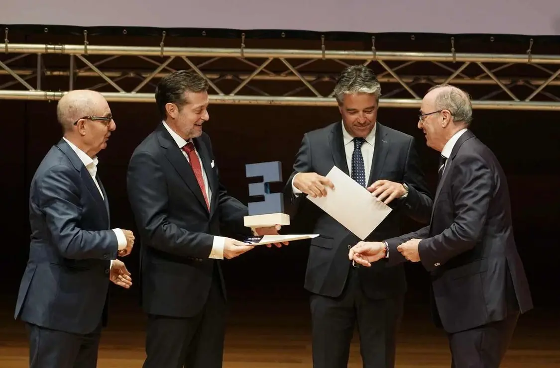 Entrega del Premio CEOE Castilla y Le&oacute;n a C&eacute;sar y Jorge Calvo, de Ovlac de Palencia