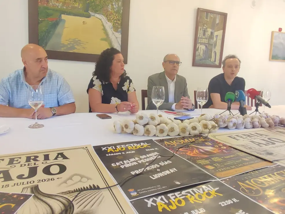 La diputada de Desarrollo Rural de la Diputaci&oacute;n De Le&oacute;n, Irene Gonz&aacute;lez, ha acompa&ntilde;ado al alcalde de Santa Marina del Rey y tambi&eacute;n diputado, Francisco Javier &Aacute;lvarez, en la presentaci&oacute;n de la Feria del Ajo del municipio, una cita centenaria que se celebrar&aacute; el pr&oacute;ximo 18 de julio. Foto: MAG.