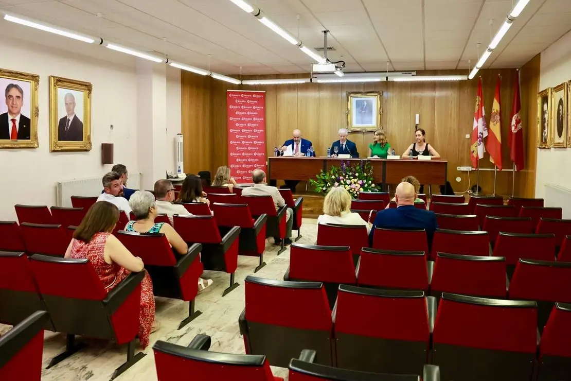 La viceconsejera de Dinamizaci&oacute;n Industrial y Laboral de la Junta de Castilla y Le&oacute;n, Mar Sancho, preside la sesi&oacute;n de pleno constituyente de la C&aacute;mara de Comercio de Astorga