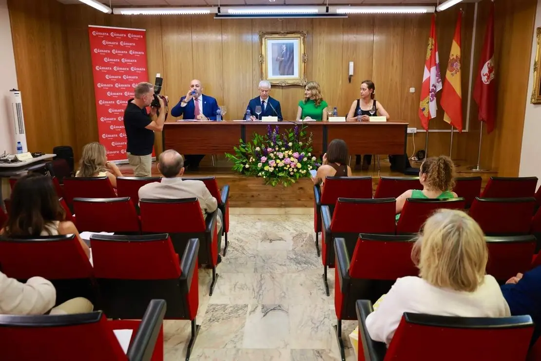 La viceconsejera de Dinamizaci&oacute;n Industrial y Laboral de la Junta de Castilla y Le&oacute;n, Mar Sancho, preside la sesi&oacute;n de pleno constituyente de la C&aacute;mara de Comercio de Astorga