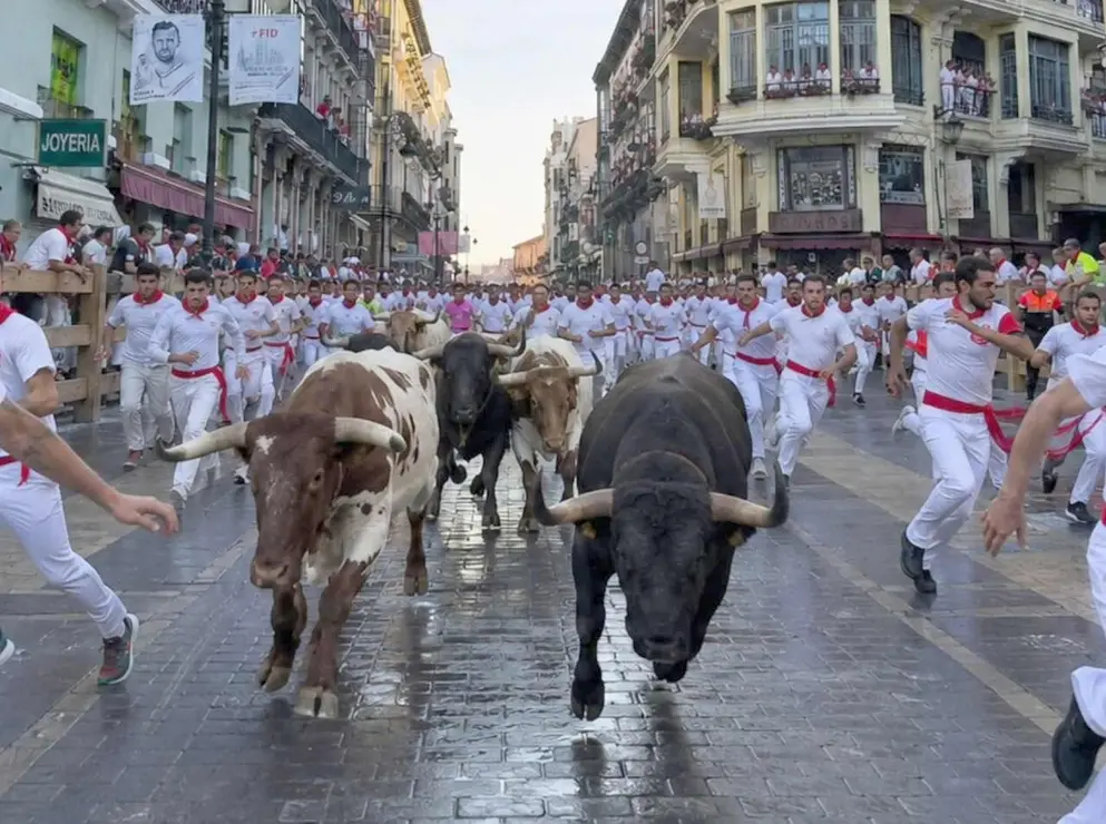 Cazurreo, la popular cuenta de Instagram, ha recreado con inteligencia artificial encierros de San Ferm&iacute;n por algunos de los lugares m&aacute;s emblem&aacute;ticos de la provincia, desde la Catedral hasta el peaje del Huerna, invitando a sus seguidores a imaginar un singular traslado de la fiesta pamplonesa.