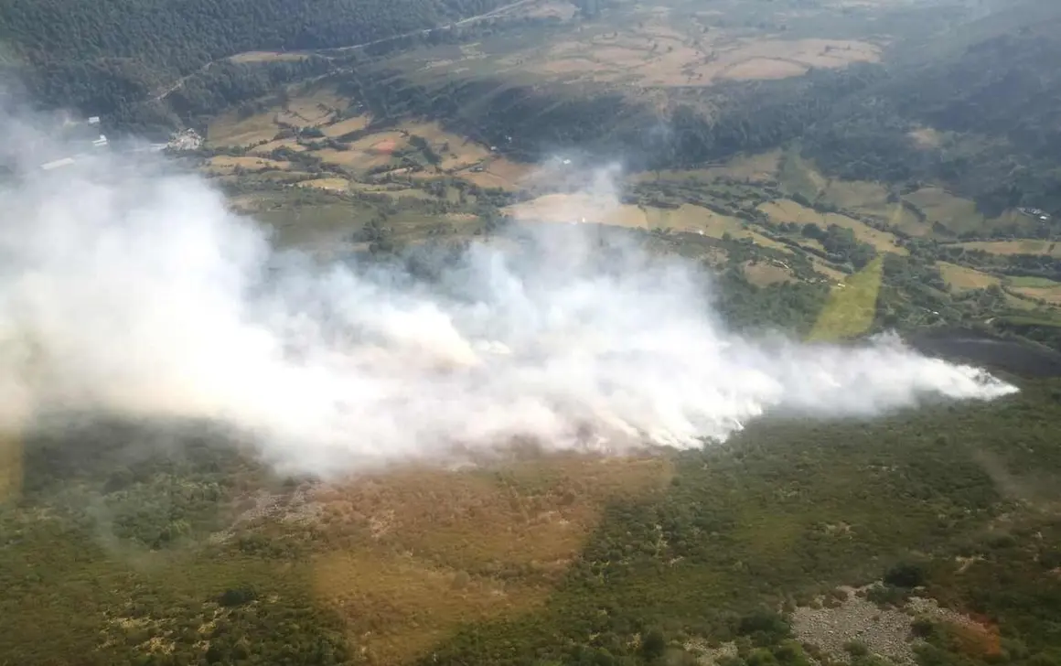 La Junta de Castilla y Le&oacute;n ha declarado el &Iacute;ndice de Gravedad Potencial 1 (IGR-1) en el incendio forestal declarado en Caboalles de Arriba, en el municipio de Villablino, al considerar que las labores de estabilizaci&oacute;n del fuego se prolongar&aacute;n durante m&aacute;s de doce horas. Im&aacute;genes de Brif Tabuyo