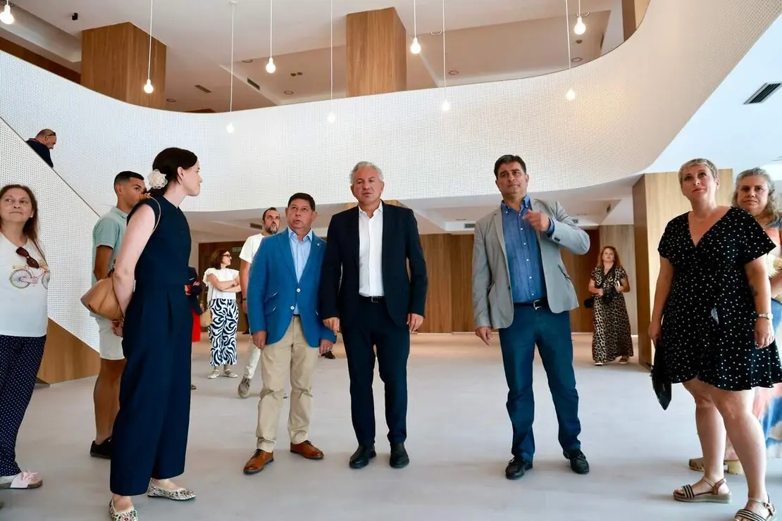 El delegado del Gobierno en Castilla y Le&oacute;n, Nicanor Sen, visita las actuaciones finalizadas en la Casa de la Cultura de Valencia de Don Juan financiadas a cargo del Programa de Impulso a la Rehabilitaci&oacute;n de los Edificios P&uacute;blicos