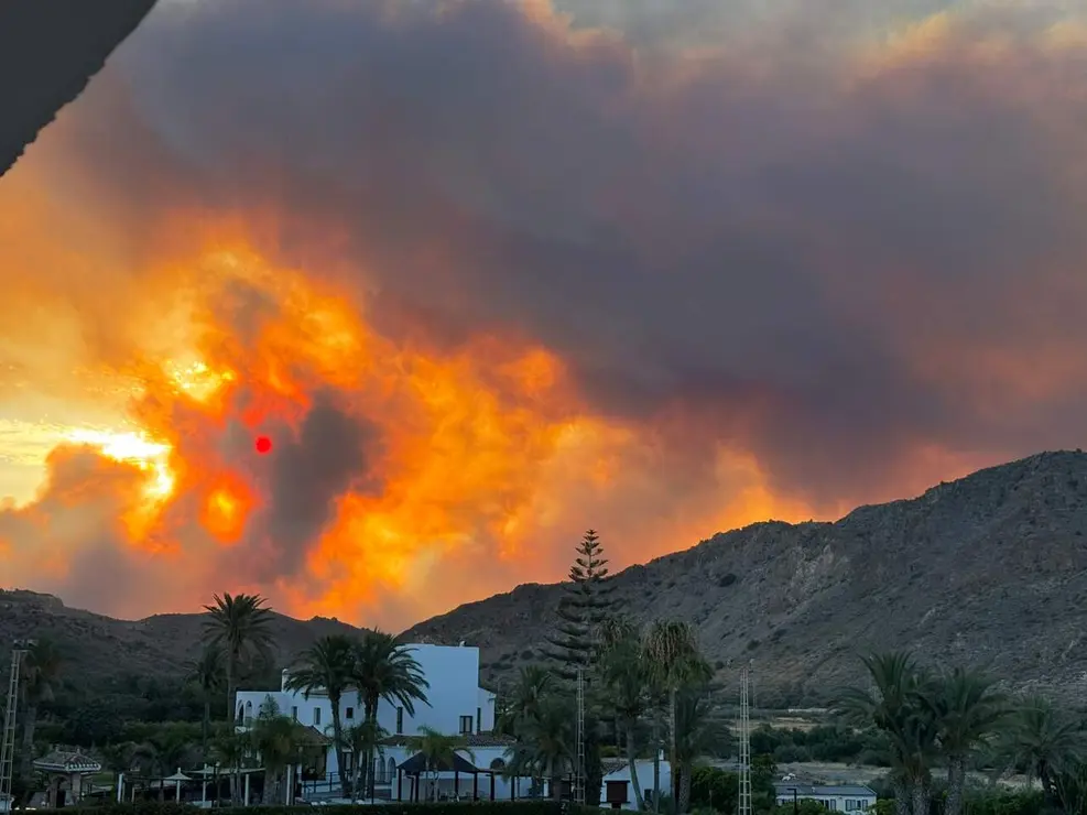 Ayuntamientos y la Diputaci&oacute;n de Le&oacute;n convocan minutos de silencio en se&ntilde;al de duelo por la tragedia que deja doce fallecidos, 19 personas no localizadas, ocho heridos y centenares de evacuados en el Levante almeriense.