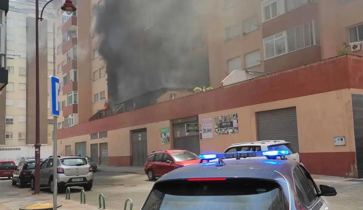 Un incendio en la terraza de una vivienda en la calle San Ignacio de Loyola obliga a desplegar un amplio operativo y deja un intoxicado. Foto: Polic&iacute;a Local