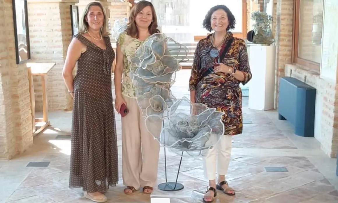 La exposici&oacute;n &Aacute;ureas abri&oacute; sus puertas en el espacio de La Peregrina, en Sahag&uacute;n, donde permanecer&aacute; como una nueva parada de un proyecto art&iacute;stico que combina creaci&oacute;n contempor&aacute;nea y recuperaci&oacute;n de la memoria hist&oacute;rica femenina.