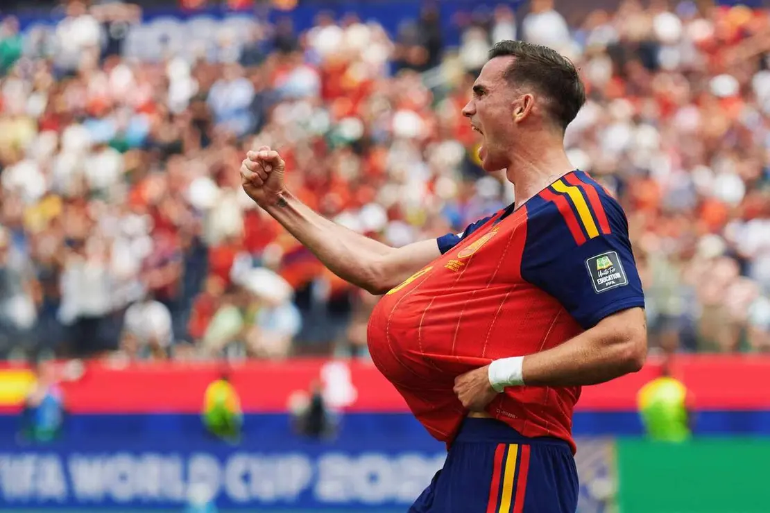 Dos minutos de Merino valen unas semifinales. Un gol del centrocampista en el minuto 88, apenas dos minutos despu&eacute;s de saltar al c&eacute;sped, tumba a B&eacute;lgica (2-1) y clasifica a la selecci&oacute;n de Luis de la Fuente para un duelo de altura ante Francia.