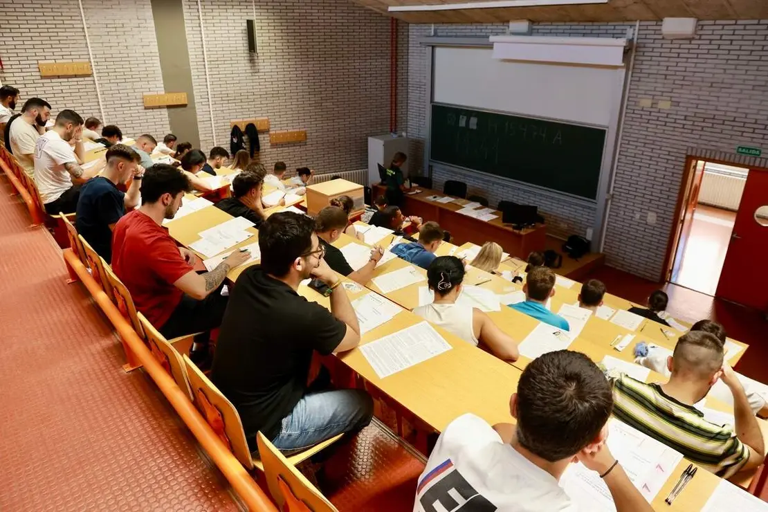 La Facultad de Ciencias Econ&oacute;micas y Empresariales de Le&oacute;n, acoge la celebraci&oacute;n de las pruebas de conocimientos te&oacute;ricos y psicot&eacute;cnicos de la oposici&oacute;n a la Guardia Civil