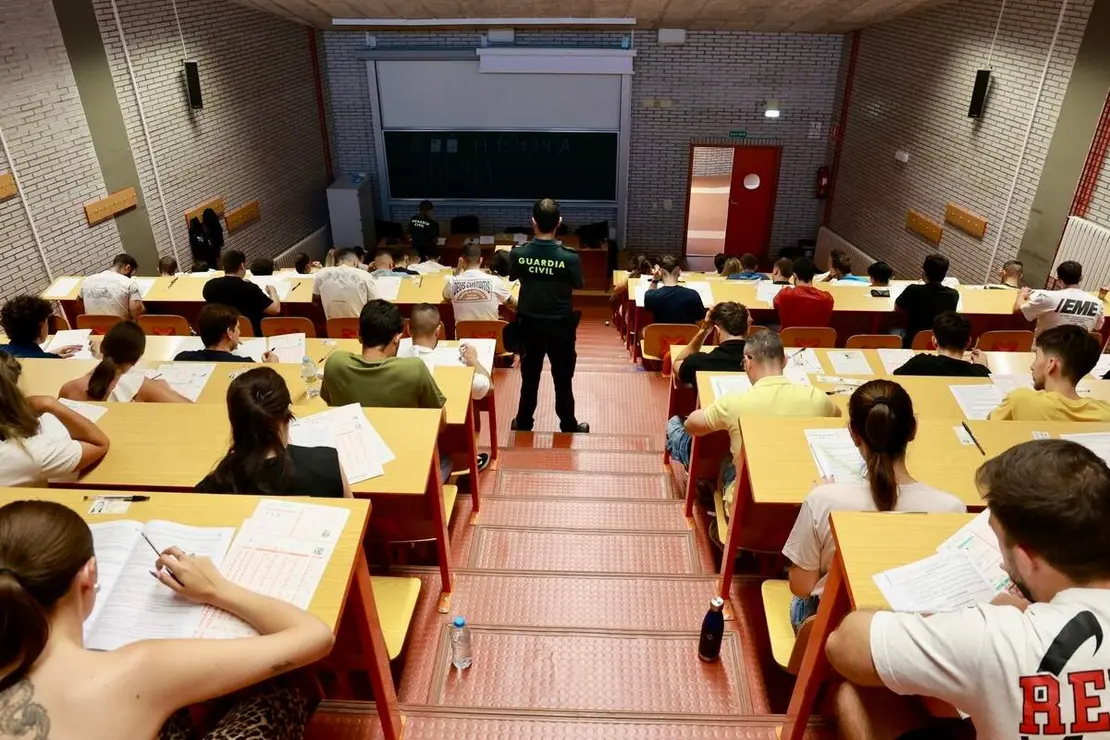 La Facultad de Ciencias Econ&oacute;micas y Empresariales de Le&oacute;n, acoge la celebraci&oacute;n de las pruebas de conocimientos te&oacute;ricos y psicot&eacute;cnicos de la oposici&oacute;n a la Guardia Civil