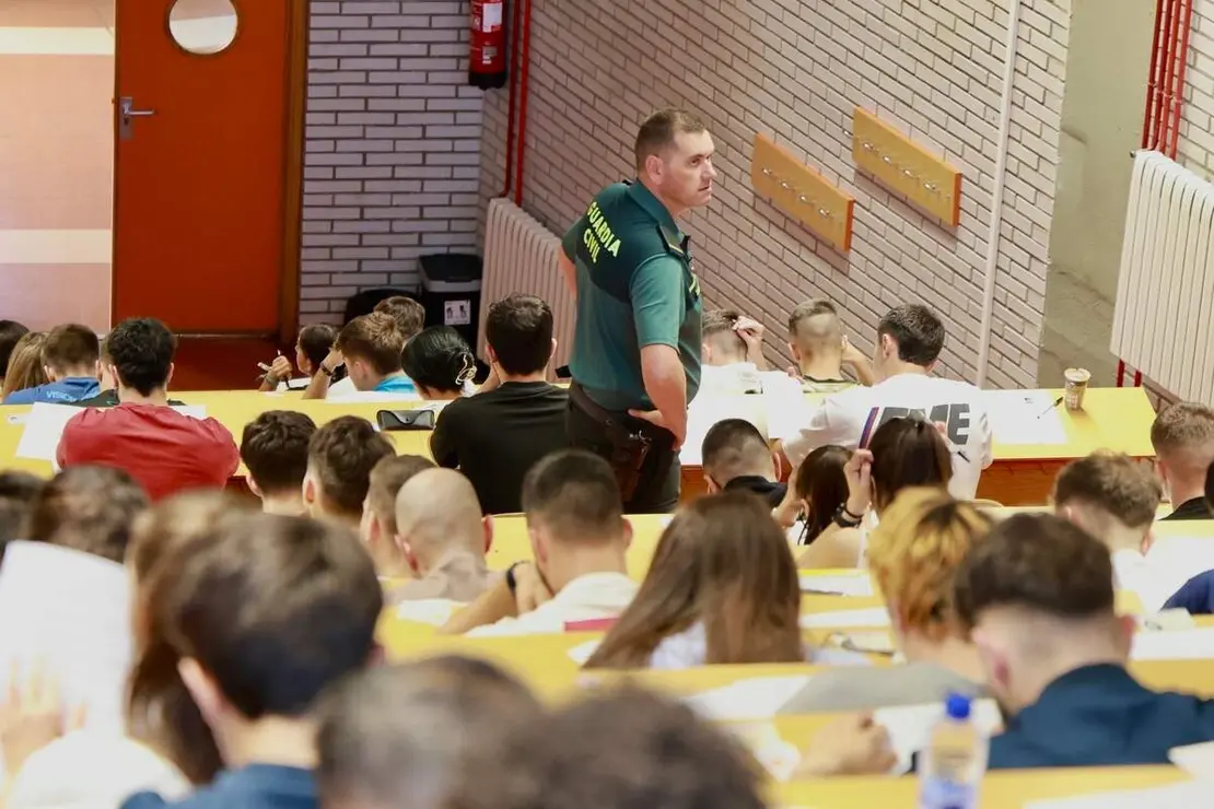 La Facultad de Ciencias Econ&oacute;micas y Empresariales de Le&oacute;n, acoge la celebraci&oacute;n de las pruebas de conocimientos te&oacute;ricos y psicot&eacute;cnicos de la oposici&oacute;n a la Guardia Civil