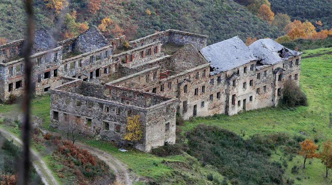 La Junta inicia la declaraci&oacute;n como Bien de Inter&eacute;s Cultural del complejo minero de la Pe&ntilde;a del Seo, en Cadafresnas, un enclave que lleg&oacute; a emplear a cerca de 500 trabajadores y conserva un destacado patrimonio industrial. Fotos: Eduardo Margareto