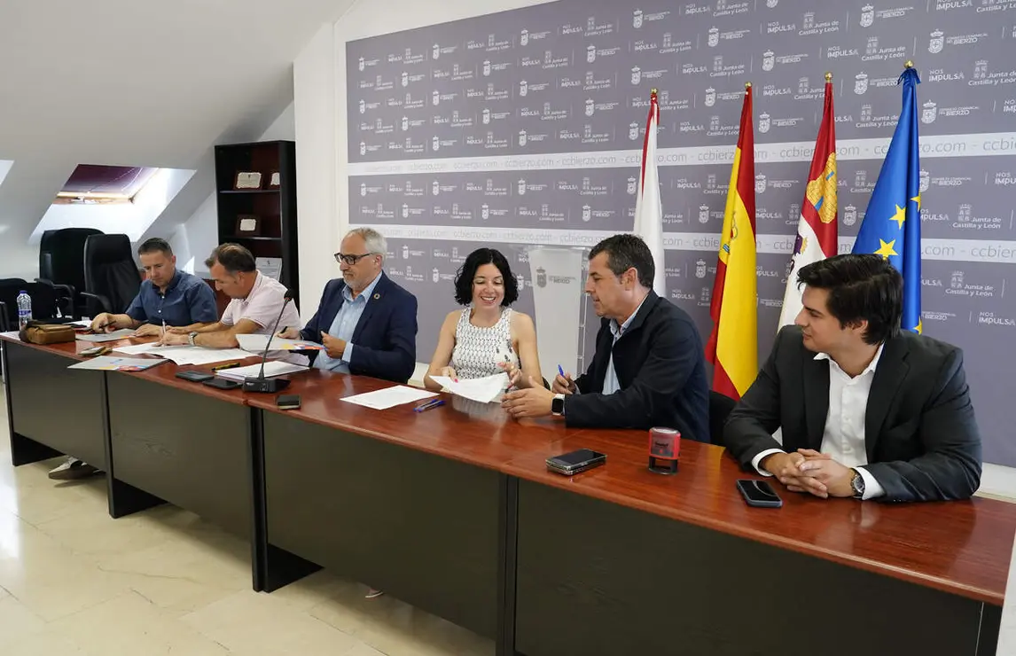 El presidente del Consejo Comarcal, Olegario Ram&oacute;n, explica el nuevo acuerdo de la Mesa del Di&aacute;logo Social del Bierzo junto a representantes de la patronal y sindicatos