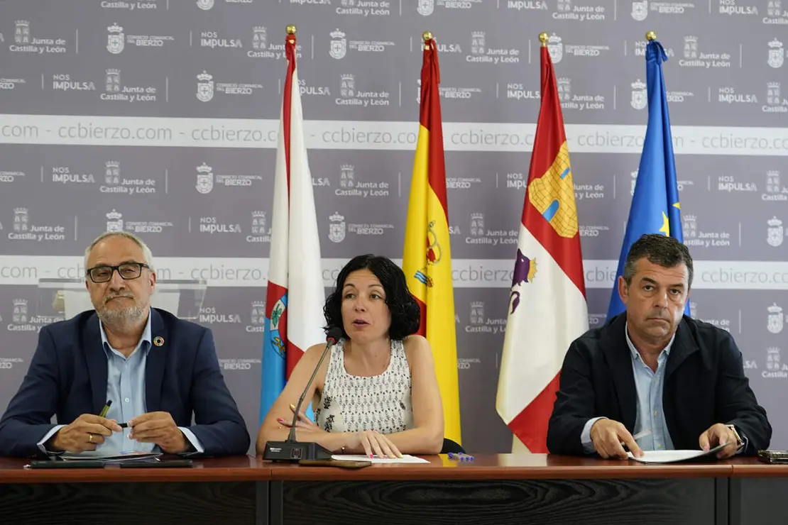 El presidente del Consejo Comarcal, Olegario Ram&oacute;n, explica el nuevo acuerdo de la Mesa del Di&aacute;logo Social del Bierzo junto a representantes de la patronal y sindicatos