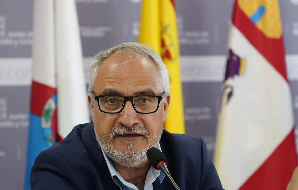 El presidente del Consejo Comarcal, Olegario Ram&oacute;n, explica el nuevo acuerdo de la Mesa del Di&aacute;logo Social del Bierzo junto a representantes de la patronal y sindicatos