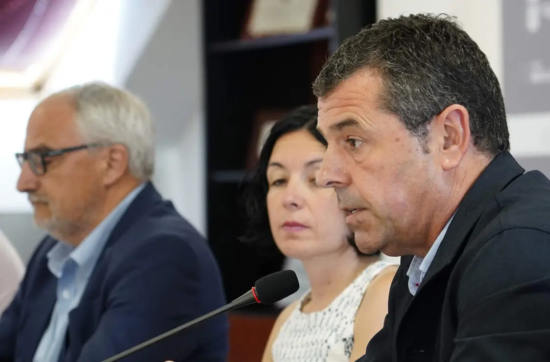 El presidente del Consejo Comarcal, Olegario Ram&oacute;n, explica el nuevo acuerdo de la Mesa del Di&aacute;logo Social del Bierzo junto a representantes de la patronal y sindicatos