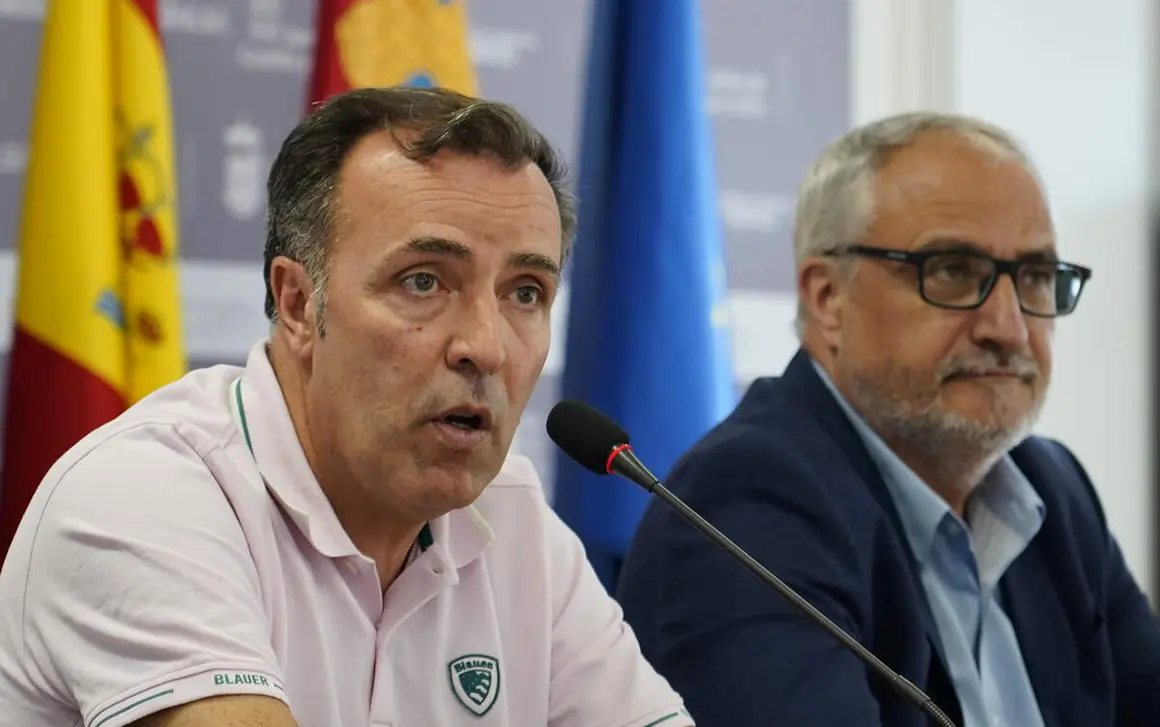 El presidente del Consejo Comarcal, Olegario Ram&oacute;n, explica el nuevo acuerdo de la Mesa del Di&aacute;logo Social del Bierzo junto a representantes de la patronal y sindicatos