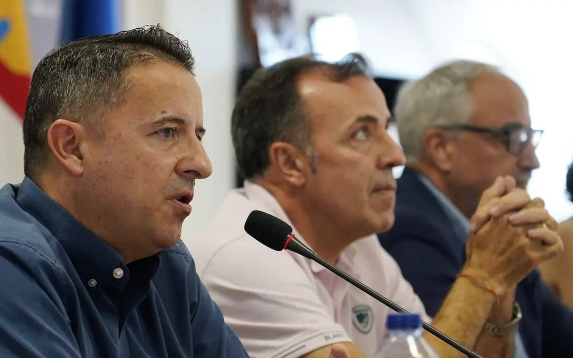 El presidente del Consejo Comarcal, Olegario Ram&oacute;n, explica el nuevo acuerdo de la Mesa del Di&aacute;logo Social del Bierzo junto a representantes de la patronal y sindicatos