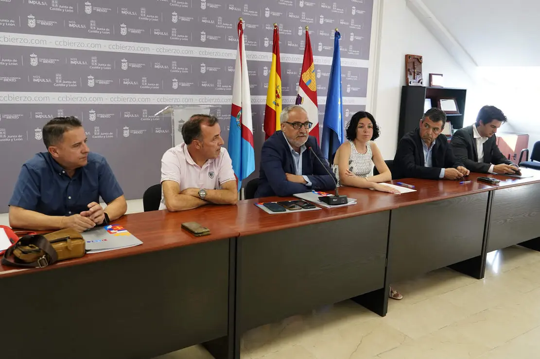 El presidente del Consejo Comarcal, Olegario Ram&oacute;n, explica el nuevo acuerdo de la Mesa del Di&aacute;logo Social del Bierzo junto a representantes de la patronal y sindicatos
