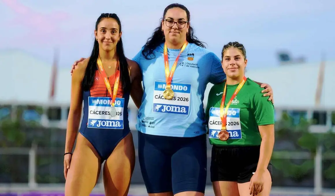 El Sprint Atletismo Le&oacute;n suma cuatro medallas en el Nacional Sub-23. Tilena Mart&iacute;nez conquista el oro en peso y el bronce en disco, mientras Mar&iacute;a L&oacute;pez logra la plata en jabalina y Mar&iacute;a G&oacute;mez Resino sube al podio en los 400 vallas.