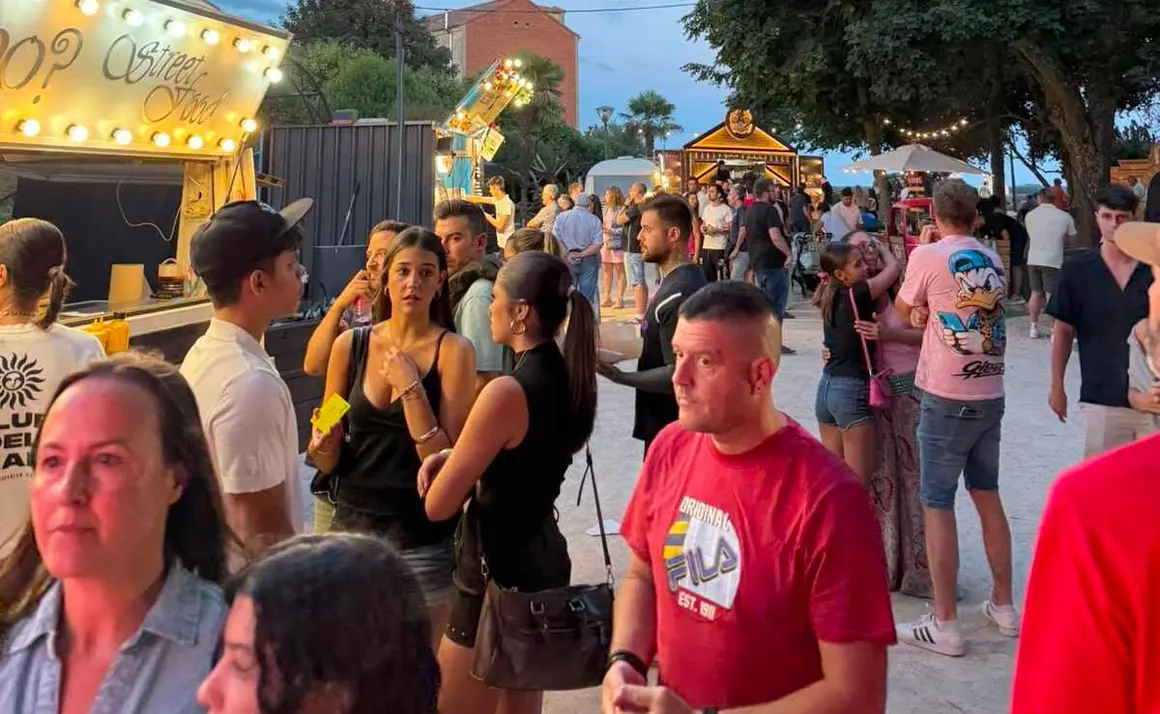 La Feria del Verm&uacute; y la Ginebra de Astorga puso este fin de semana el broche a una nueva edici&oacute;n con un balance satisfactorio para la organizaci&oacute;n. Celebrada los d&iacute;as 11 y 12 de julio, la cita reuni&oacute; a cientos de visitantes que recorrieron el recinto ferial para conocer la oferta de productores y expositores.