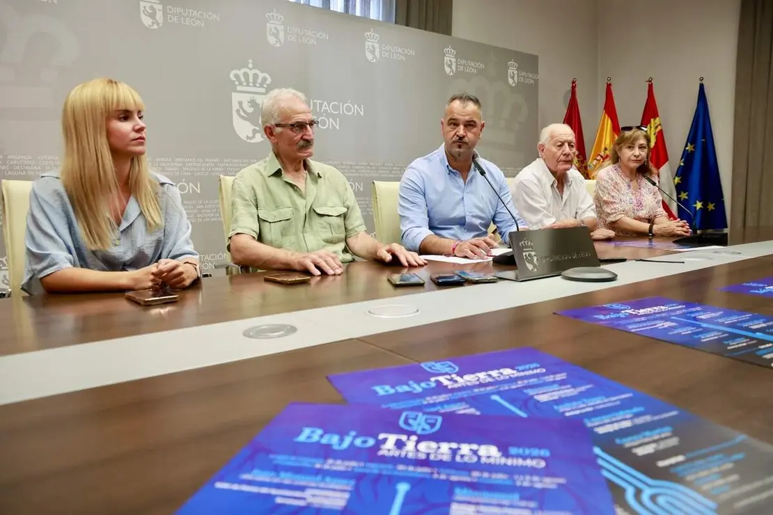 El diputado de Cultura, Emilio Mart&iacute;nez, y la diputada de Juventud, Patricia Mart&iacute;nez, acompa&ntilde;an a los alcaldes de Gordoncillo, Urbano Seco, Valderas, Agust&iacute;n Lobato, y Grajal de Campos, Tamara Alonso, y al representante del Centro Dram&aacute;tico Leon&eacute;s, Enrique L&oacute;pez, en la presentaci&oacute;n de la s&eacute;ptima edici&oacute;n de la iniciativa &lsquo;Bajo Tierra&rsquo;