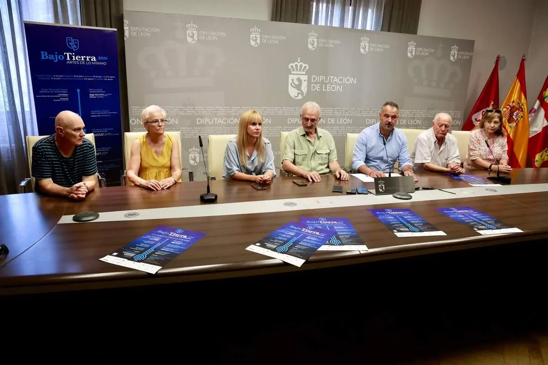 El diputado de Cultura, Emilio Mart&iacute;nez, y la diputada de Juventud, Patricia Mart&iacute;nez, acompa&ntilde;an a los alcaldes de Gordoncillo, Urbano Seco, Valderas, Agust&iacute;n Lobato, y Grajal de Campos, Tamara Alonso, y al representante del Centro Dram&aacute;tico Leon&eacute;s, Enrique L&oacute;pez, en la presentaci&oacute;n de la s&eacute;ptima edici&oacute;n de la iniciativa &lsquo;Bajo Tierra&rsquo;
