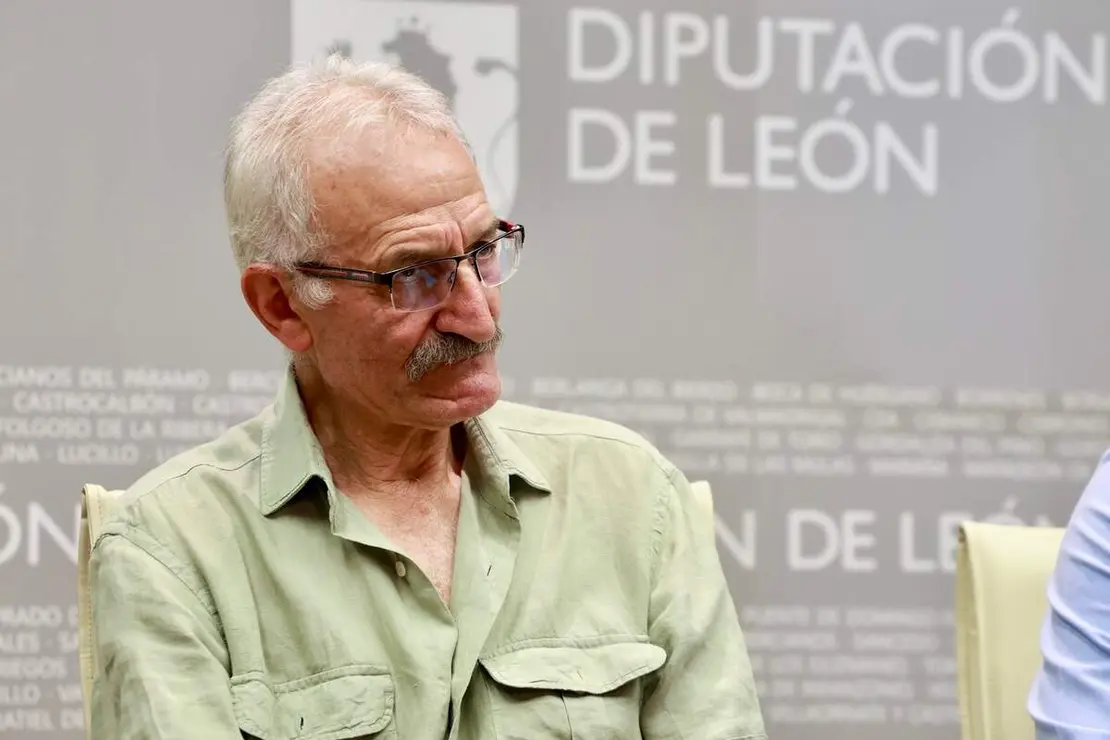 El diputado de Cultura, Emilio Mart&iacute;nez, y la diputada de Juventud, Patricia Mart&iacute;nez, acompa&ntilde;an a los alcaldes de Gordoncillo, Urbano Seco, Valderas, Agust&iacute;n Lobato, y Grajal de Campos, Tamara Alonso, y al representante del Centro Dram&aacute;tico Leon&eacute;s, Enrique L&oacute;pez, en la presentaci&oacute;n de la s&eacute;ptima edici&oacute;n de la iniciativa &lsquo;Bajo Tierra&rsquo;