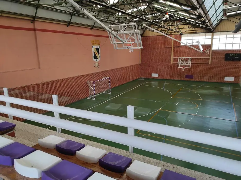 El PSOE denuncia la falta de inversiones de PP y UPL en el Complejo Polideportivo Vicente L&oacute;pez de Valencia de Don Juan. Foto: PSOE.
