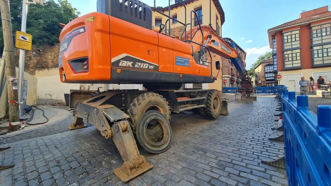 El avance de las demoliciones en la Plaza Ria&ntilde;o deja al descubierto nuevos restos de la muralla medieval de Le&oacute;n. La eliminaci&oacute;n de una vivienda situada en el acceso a Cal de Moros permite recuperar una estructura defensiva in&eacute;dita dentro del proyecto municipal de restauraci&oacute;n de Las Cercas medievales.
