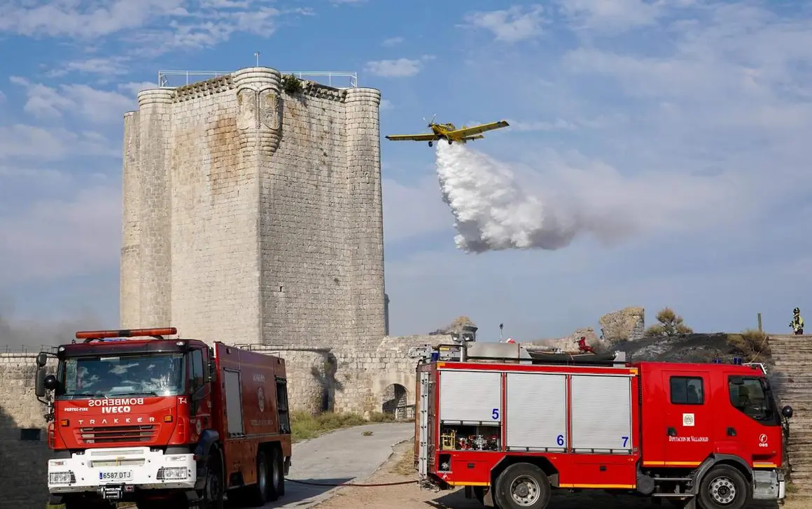 M&aacute;s de cuarenta medios y voluntarios se afanaron en controlar un fuego que calcin&oacute; el bar y el centro de visitantes ubicados al lado de la fortaleza de &Iacute;scar. Foto:&nbsp;Miriam Chac&oacute;n.