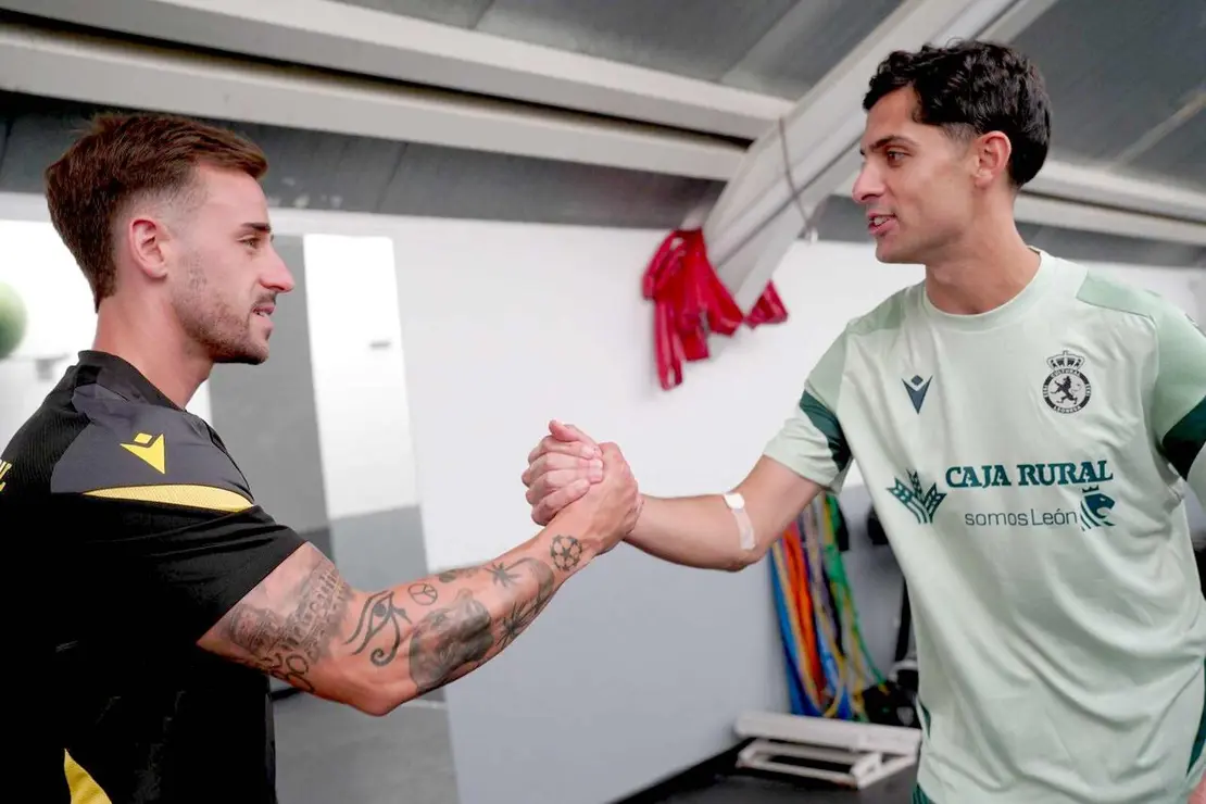 La plantilla blanca, todav&iacute;a corta de efectivos, inicia los reconocimientos m&eacute;dicos antes de una pretemporada en la que Jandro Castro trabajar&aacute; con un grupo provisional mientras Asier Goiria acelera la reconstrucci&oacute;n del equipo.