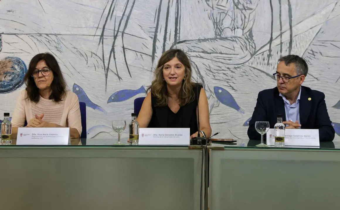 La rectora de la Universidad de Le&oacute;n, Nuria Gonz&aacute;lez, presenta el proyecto de investigaci&oacute;n APIS Foresta junto a la investigadora Rosa Mar&iacute;a Valencia y los alcaldes de Oencia, Arsenio Pombo; T&aacute;bara, Antonio Ju&aacute;rez, y Puebla de Sanabria, Jos&eacute; Fern&aacute;ndez