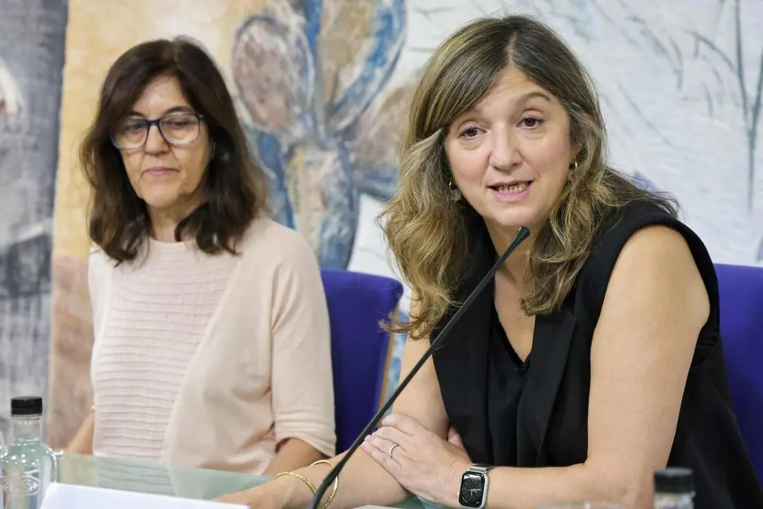 La rectora de la Universidad de Le&oacute;n, Nuria Gonz&aacute;lez, presenta el proyecto de investigaci&oacute;n APIS Foresta junto a la investigadora Rosa Mar&iacute;a Valencia y los alcaldes de Oencia, Arsenio Pombo; T&aacute;bara, Antonio Ju&aacute;rez, y Puebla de Sanabria, Jos&eacute; Fern&aacute;ndez