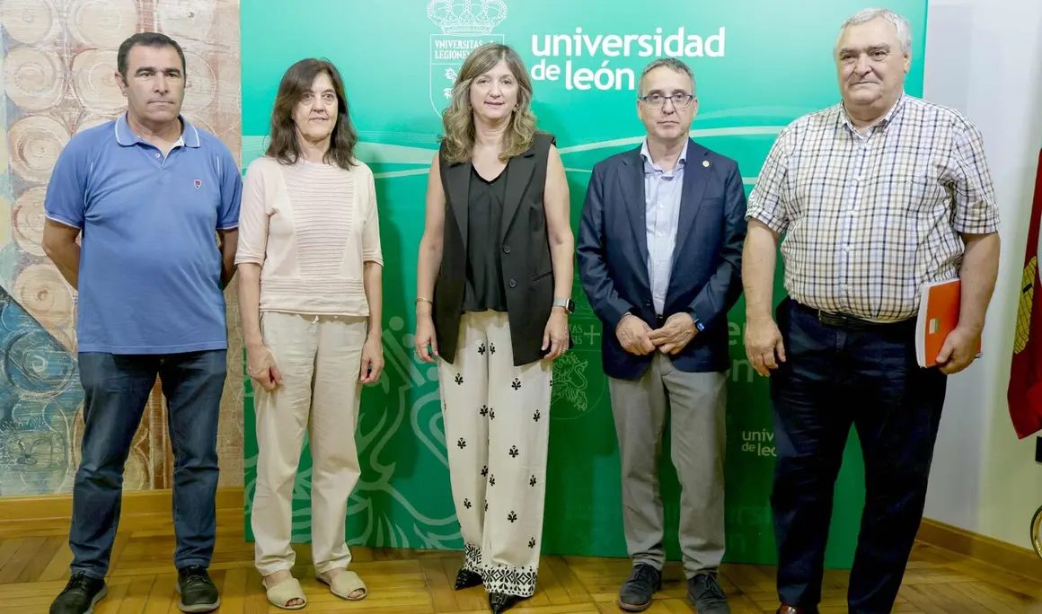 La rectora de la Universidad de Le&oacute;n, Nuria Gonz&aacute;lez, presenta el proyecto de investigaci&oacute;n APIS Foresta junto a la investigadora Rosa Mar&iacute;a Valencia y los alcaldes de Oencia, Arsenio Pombo; T&aacute;bara, Antonio Ju&aacute;rez, y Puebla de Sanabria, Jos&eacute; Fern&aacute;ndez