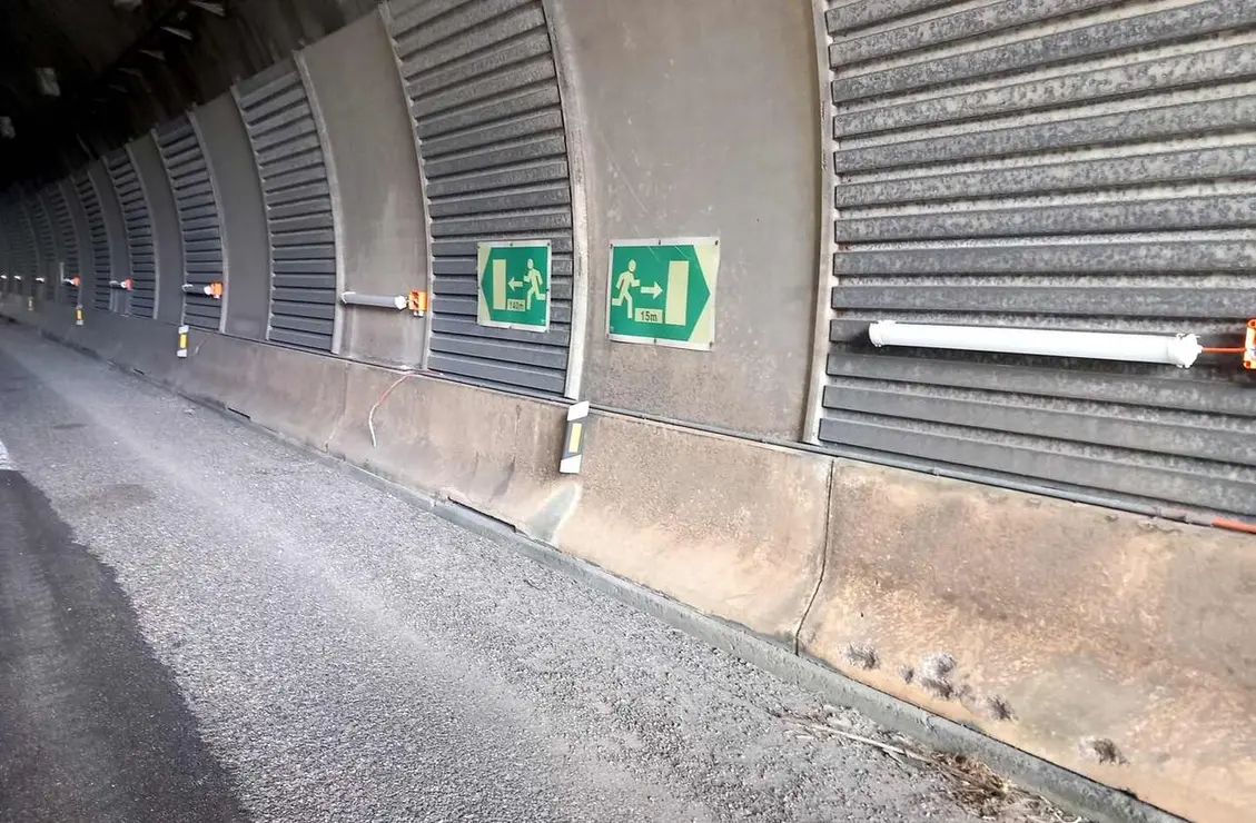 T&uacute;nel Neira Instalacion de luminarias de emergencia