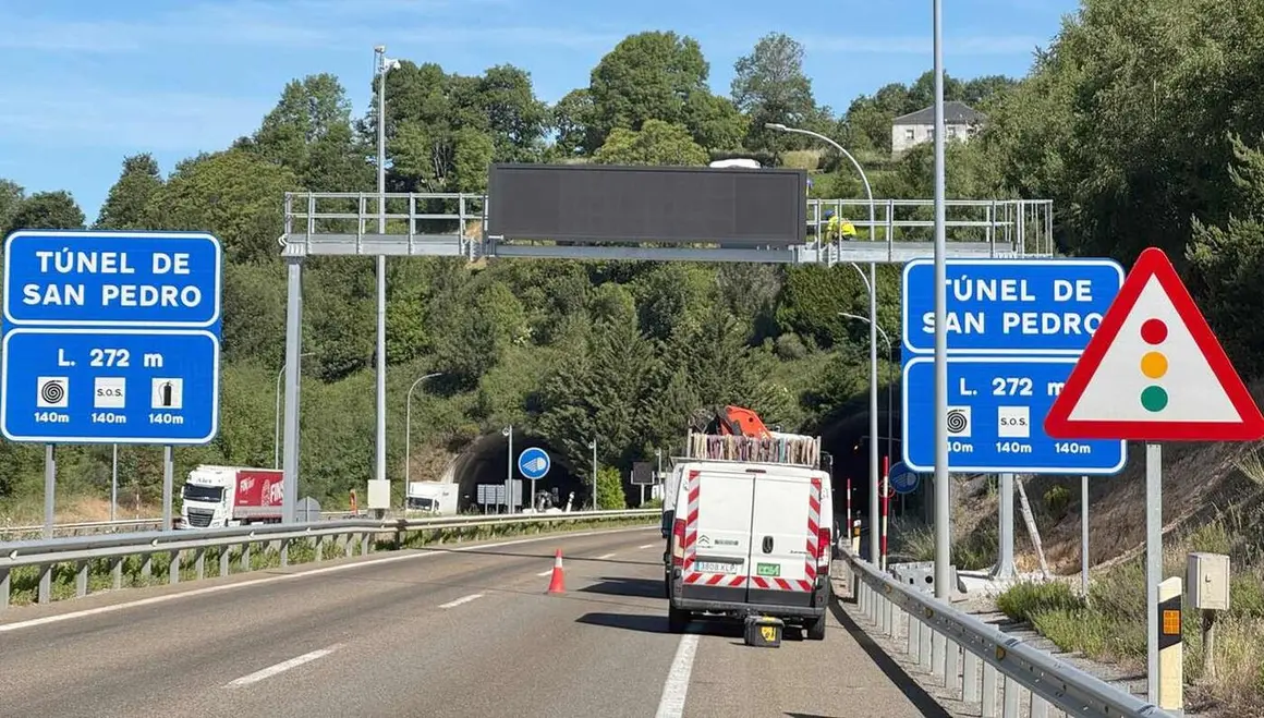 Transportes culmina la mejora de los t&uacute;neles de la A-6 en la provincia de Le&oacute;n. El Ministerio invierte 24,7 millones para modernizar los pasos de Trabadelo, La Escrita y Villafranca y adaptarlos a los est&aacute;ndares europeos de seguridad. En la imagen, t&uacute;nel de San Pedro.