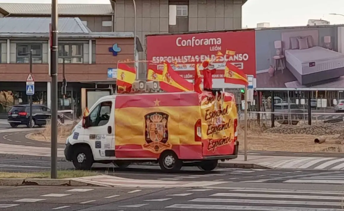 Una furgoneta tuneada al ritmo de 'Que viva Espa&ntilde;a' desata la fiebre mundialista: Le&oacute;n ya juega la final antes del pitido inicial. La imagen, convertida en s&iacute;mbolo de una provincia completamente entregada a la Selecci&oacute;n, resume un ambiente sin precedentes: se agotan las banderas y las camisetas de Espa&ntilde;a, la hosteler&iacute;a espera un lleno absoluto y plazas y municipios ultiman los preparativos para vivir una noche hist&oacute;rica.