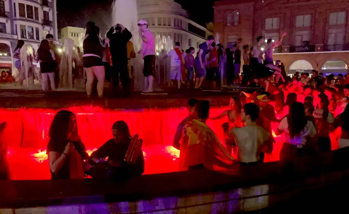 Aficionados leoneses celebran el t&iacute;tulo mundial en la fuente de Santo Domingo.