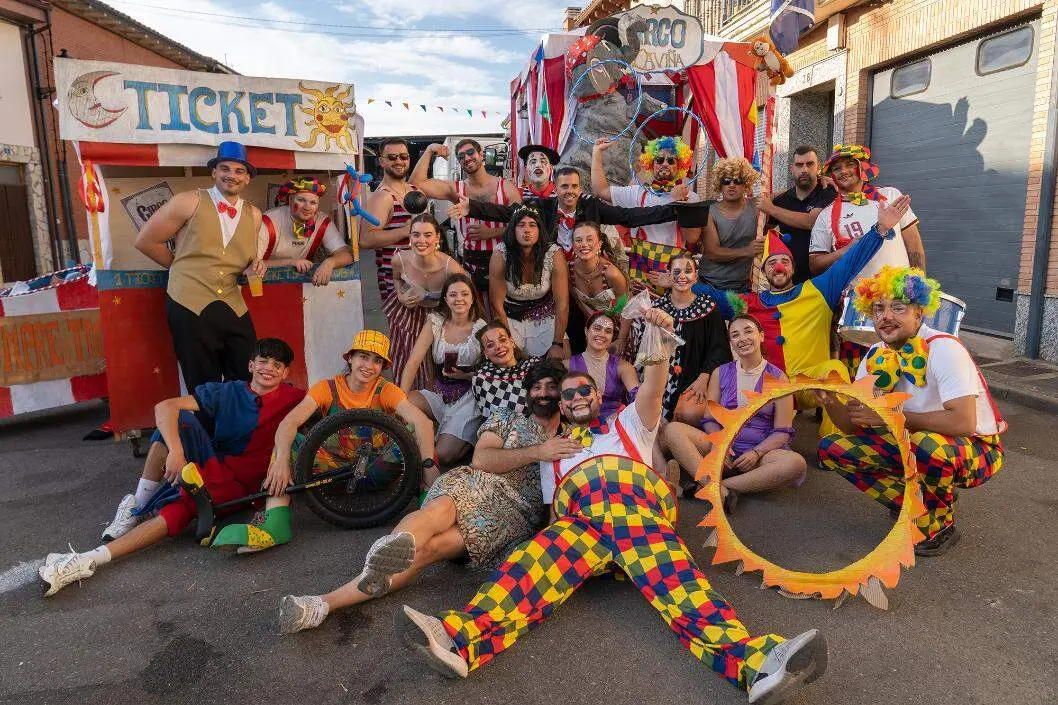 Santa Marina del Rey puso este domingo el broche final a sus fiestas patronales y a la Feria del Ajo 2026 con una jornada que reuni&oacute; tradici&oacute;n, creatividad y ambiente festivo. El desfile de carrozas volvi&oacute; a convertirse en el gran protagonista de la clausura, congregando a numerosos vecinos y visitantes que siguieron un recorrido animado por m&uacute;sica, disfraces y espect&aacute;culos.