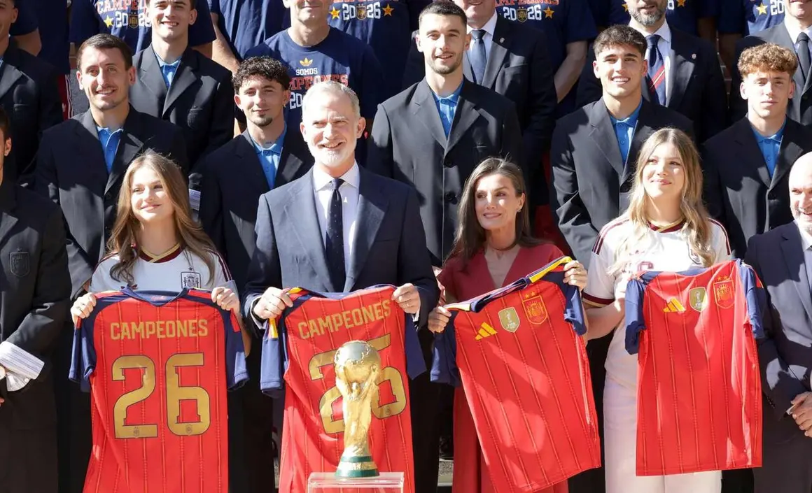 Los reyes, durante la recepci&oacute;n oficial al equipo nacional tras conseguir el t&iacute;tulo de campeona del mundo.