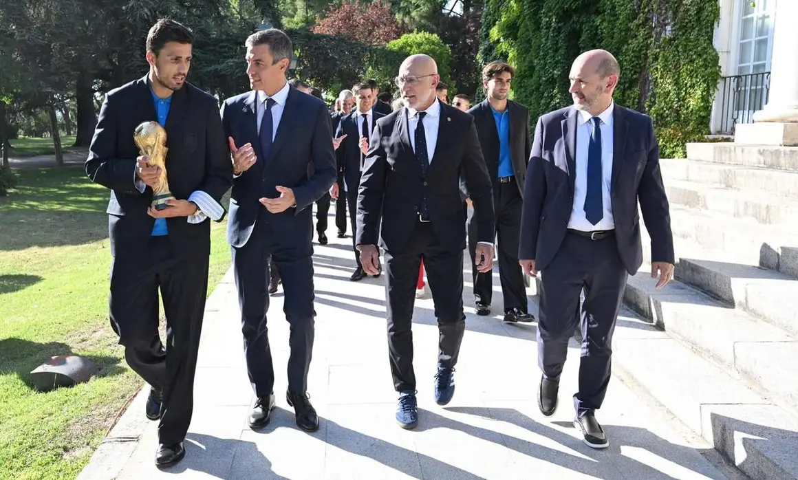 El equipo nacional durante su visita a Moncloa.
