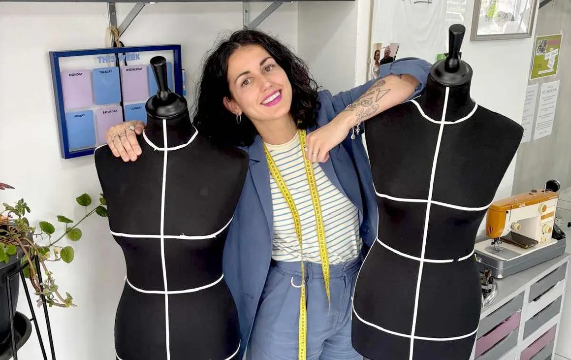 Lorena Mance&ntilde;ido Recarey dej&oacute; Le&oacute;n para abrirse camino en A Coru&ntilde;a y hoy dirige una academia que combina alta costura, patronaje digital y formaci&oacute;n online con alumnos de distintos pa&iacute;ses.