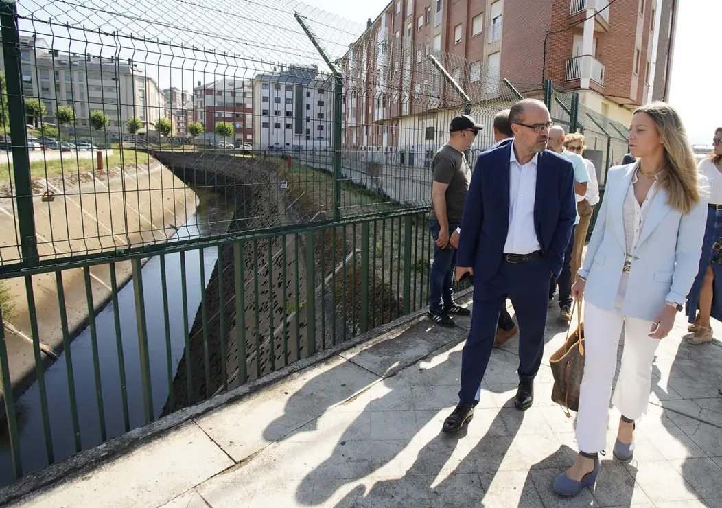 El alcalde de Ponferrada, Marco Morala, junto a la delegada territorial de Endesa en el Noroeste, Mar&iacute;a Giuseppina Biondi, durante la Firma del acuerdo entre ambas instituciones para la cubrici&oacute;n del Canal de Cornatel